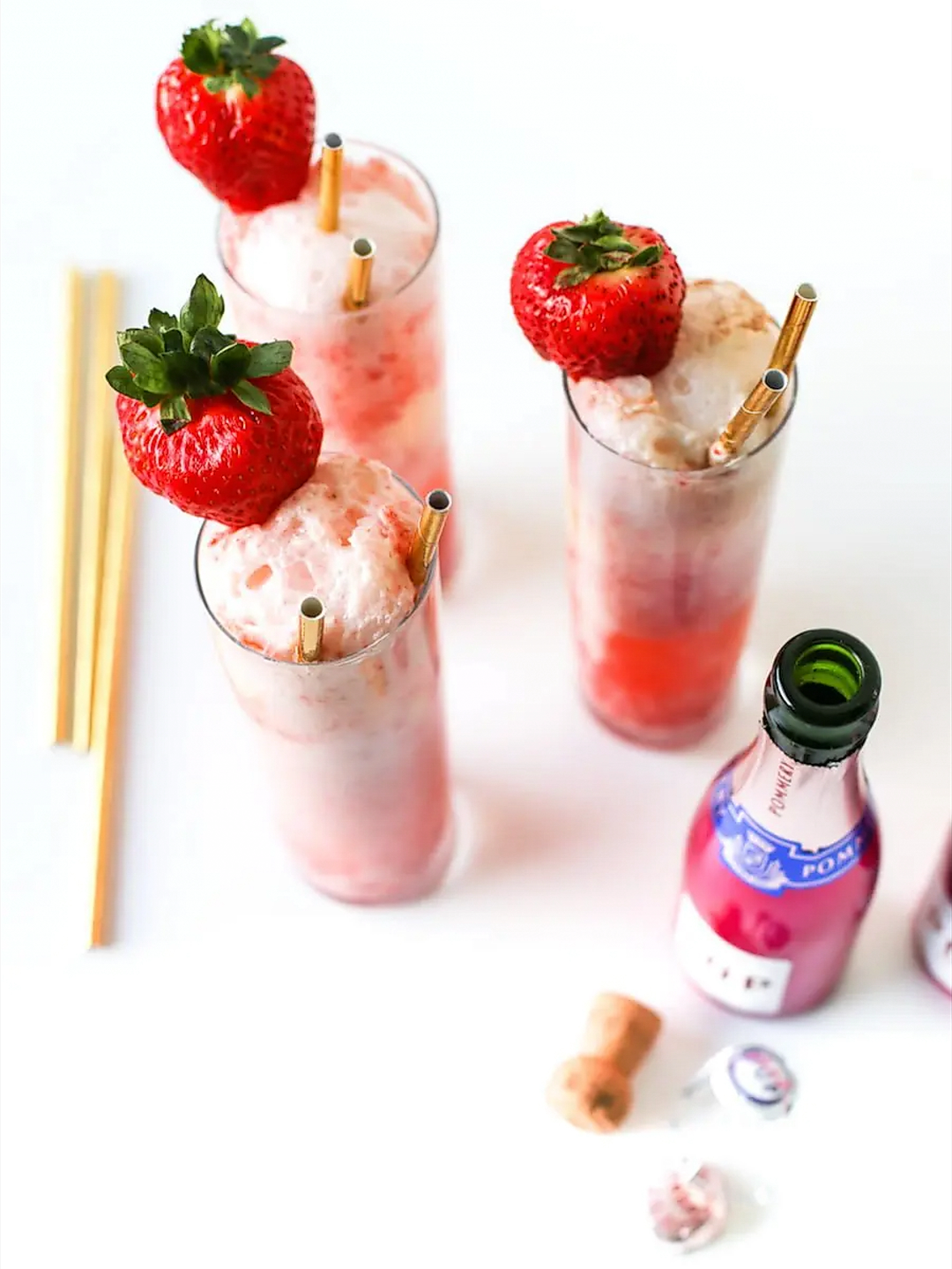 Strawberry Ice Cream champagne floats. Cocktail party recipes. Summer cocktails. February lifestyle